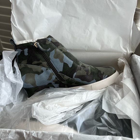 Linea Paolo wedge sneakers new in box. - Picture 1 of 3